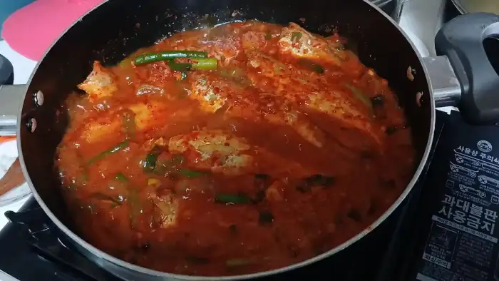 밥에 밴댕이 조림 양념을 비벼 먹는 모습