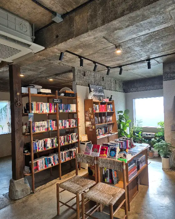 서점 내부의 책장과 좌석