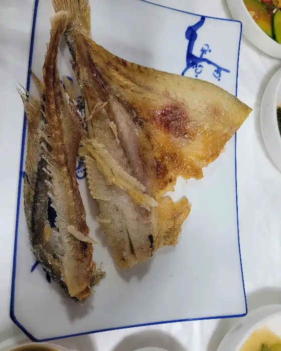 노릇하게 구워진 생선구이