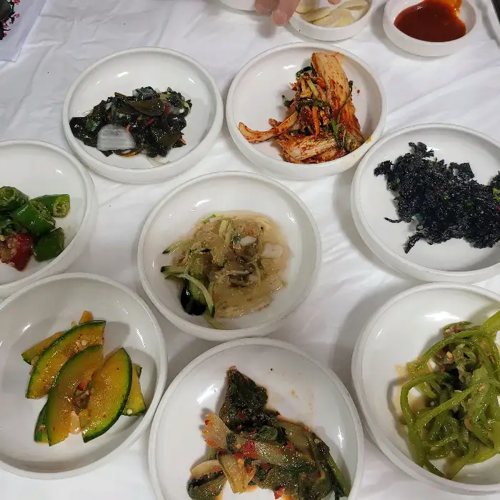 다양한 밑반찬이 차려진 상차림