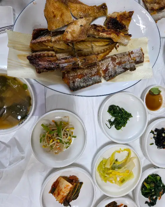 푸짐하게 차려진 생선구이 정식