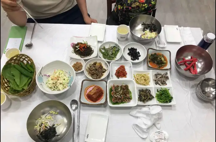 다양한 한식 메뉴가 한 상 차려진 모습