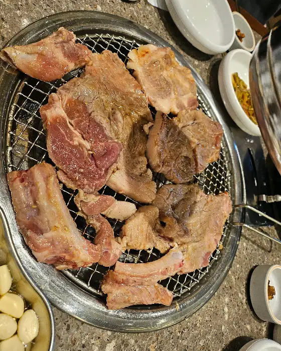 갈비만 대전점 숯불 위 고기