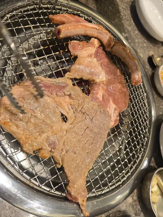 갈비만 대전점 숯불에 구워지는 양념갈비