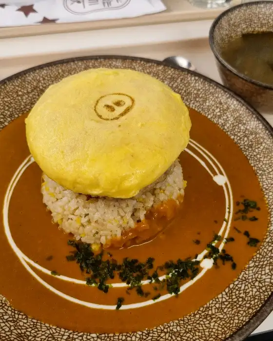 오믈렛과 볶음밥, 커리 소스가 어우러진 비주얼