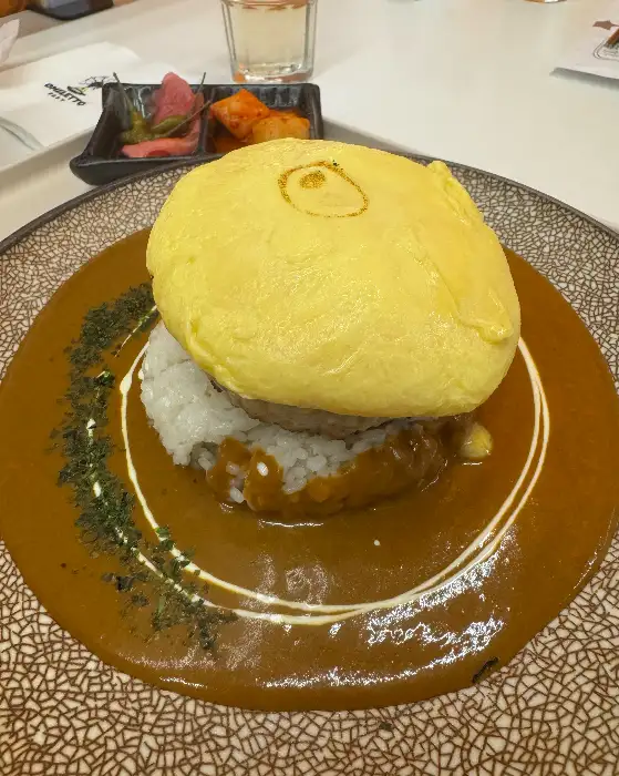 함박스테이크가 곁들여진 오믈렛