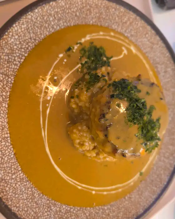 함박스테이크 위에 소스가 뿌려진 모습