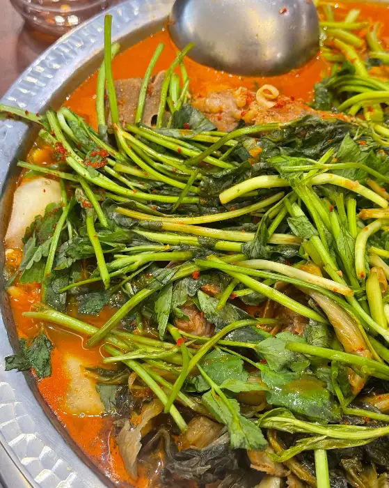 푸짐한 미나리가 올라간 얼큰 감자탕