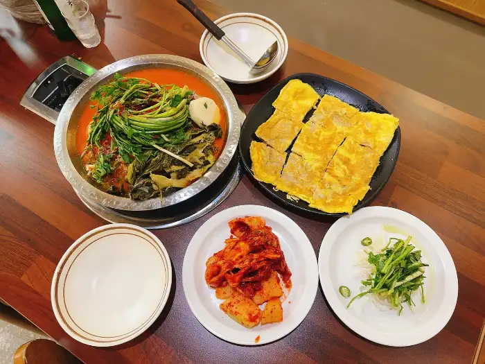 감자탕과 함께 나온 곁들임 반찬들