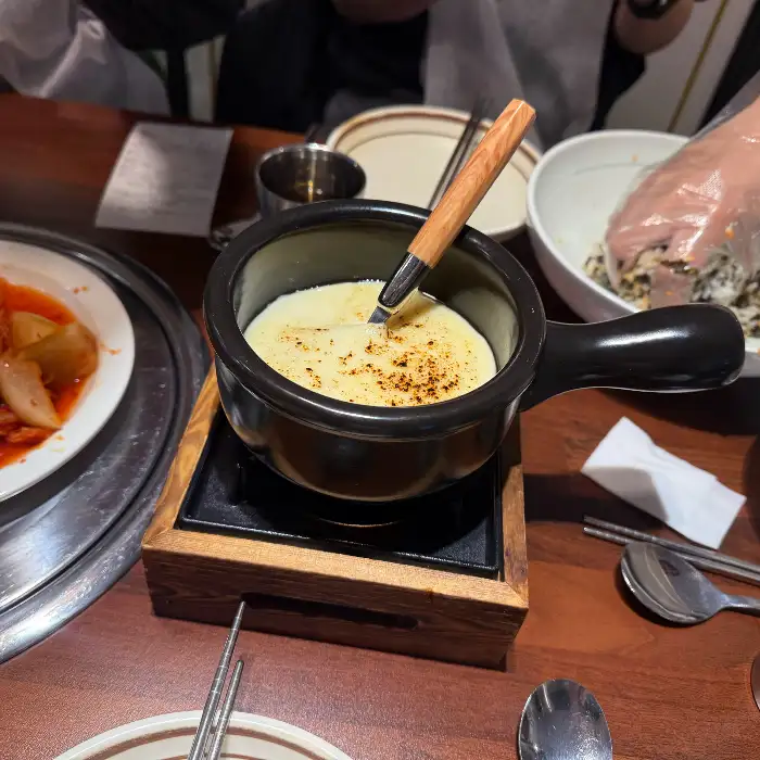 육전이 올라간 비빔막국수