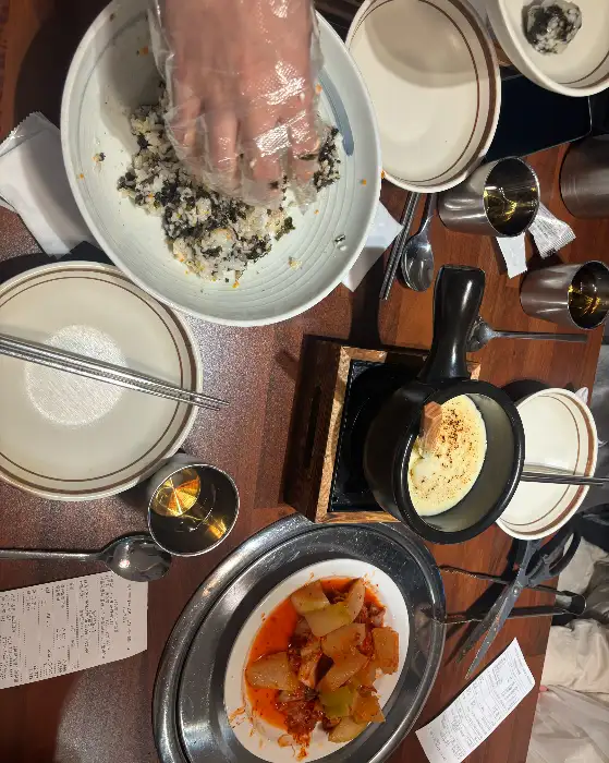 테이블 위의 다양한 음식들