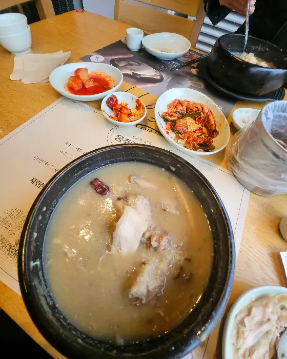 김치와 함께 나온 삼계탕 이미지