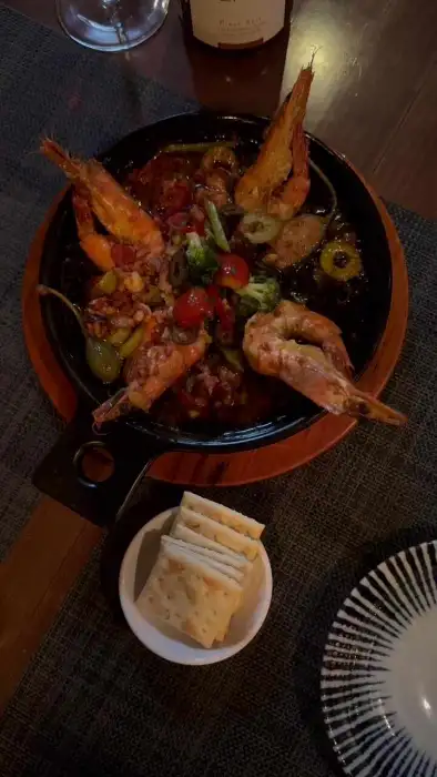 다양한 해산물과 채소가 곁들여진 요리