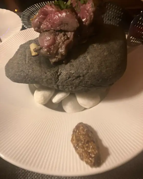 돌판 위에 올려진 스테이크