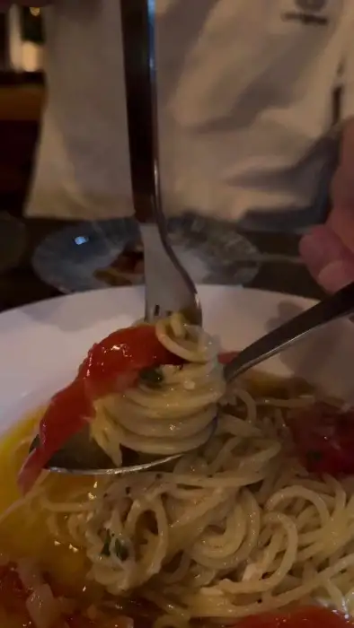 포크와 숟가락으로 돌돌 말아 올린 파스타