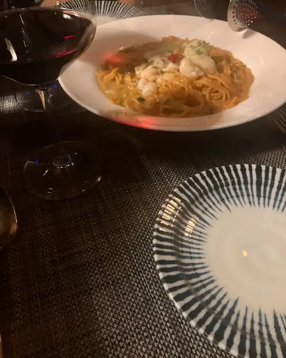 로제 파스타와 와인 잔