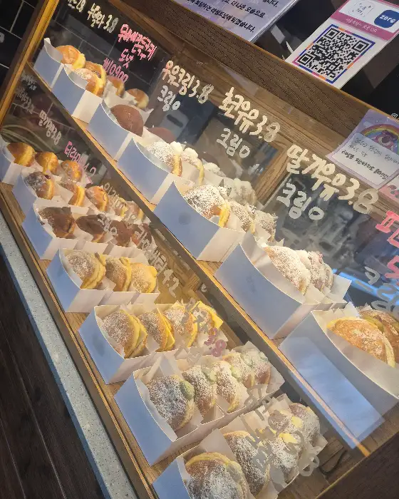 진열된 도넛들의 다양한 모양과 색상