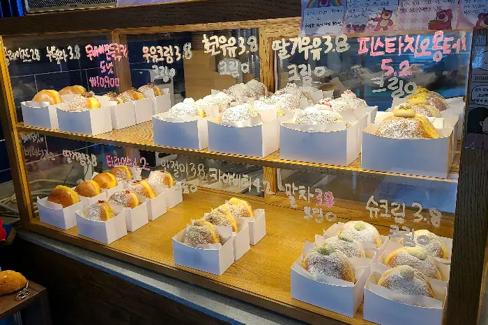 다양한 도넛들이 진열된 쇼케이스의 모습