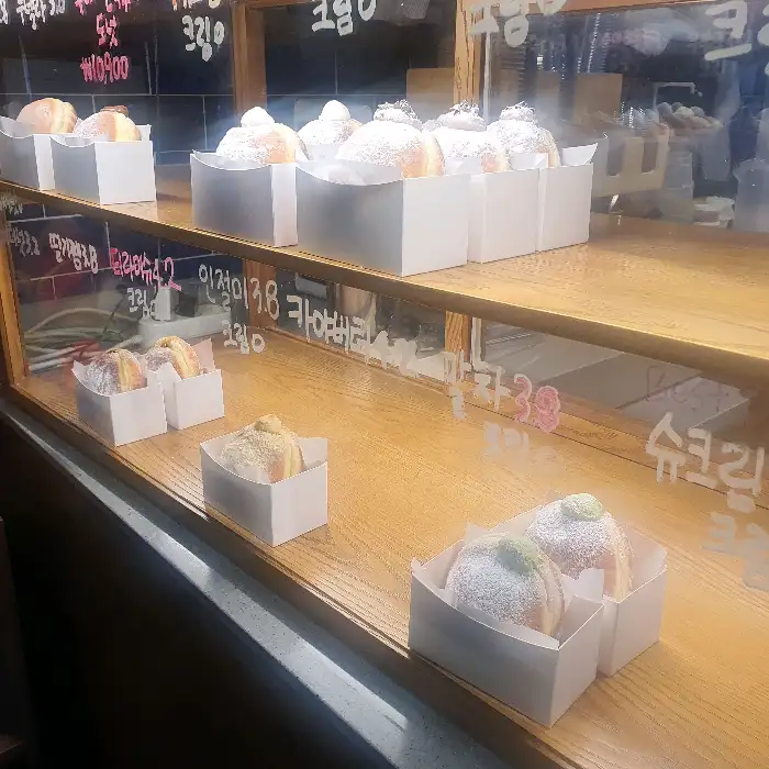 진열된 도넛들의 클로즈업 사진