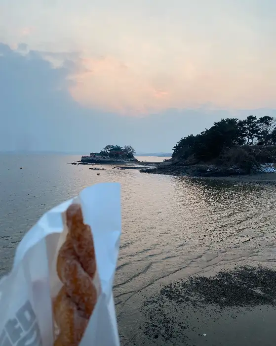 마늘 소스가 뿌려진 핫도그