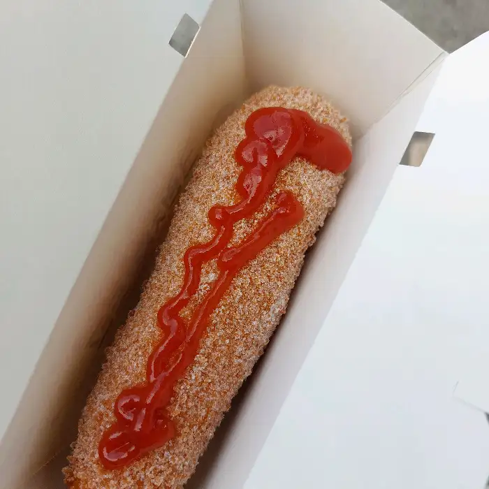 케첩과 머스타드 소스가 뿌려진 핫도그