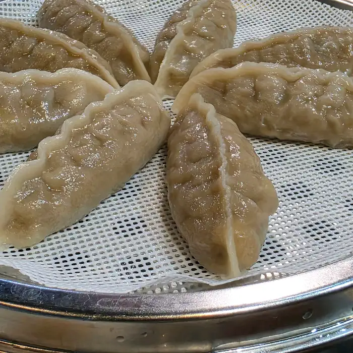 먹음직스럽게 쪄진 쫄깃한 식감의 만두