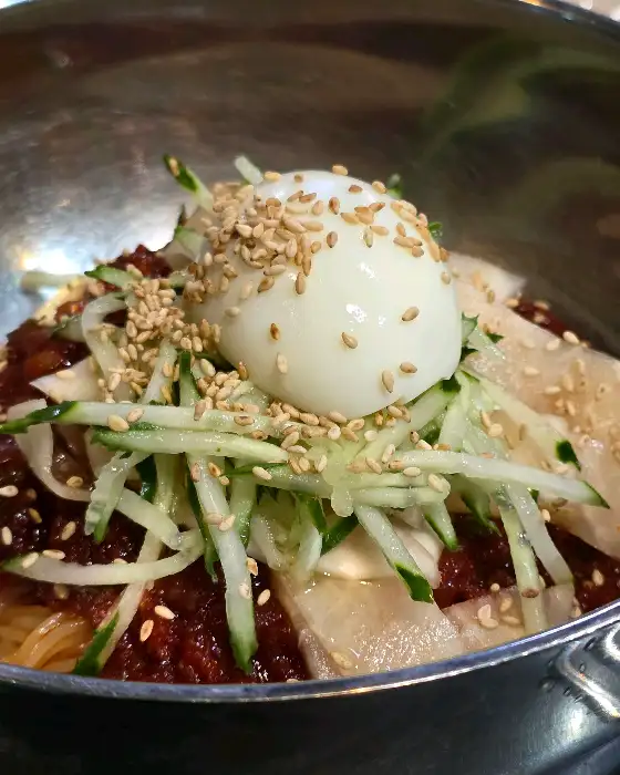 계란과 오이, 그리고 고명이 올려진 먹음직스러운 밀면