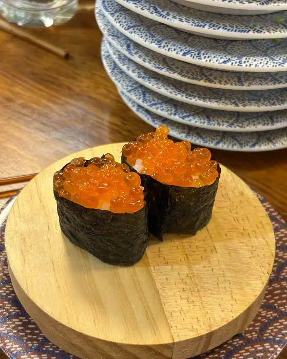 신선한 연어알이 듬뿍 올라간 초밥