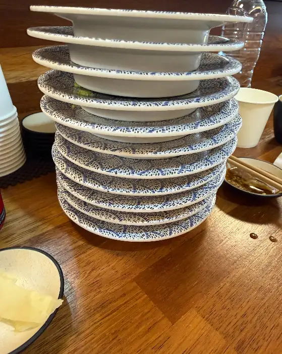 쌓여있는 빈 접시들