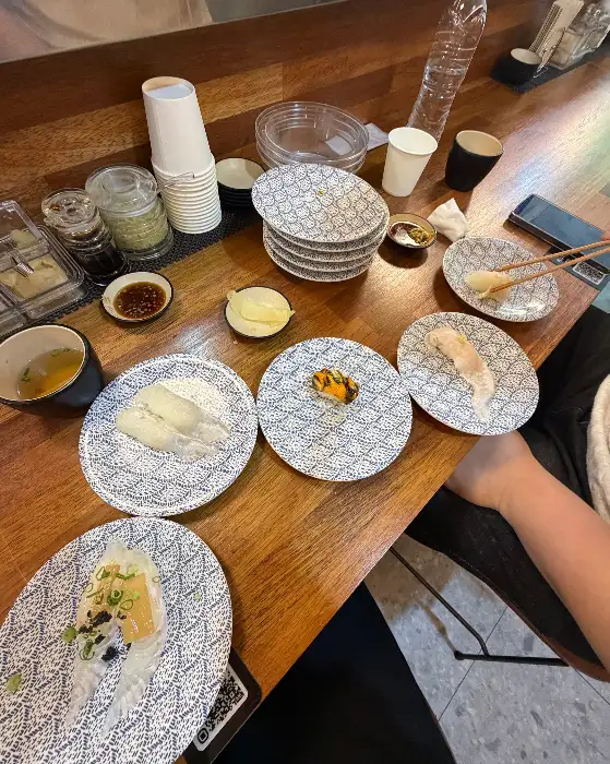 다양한 초밥이 담긴 접시들