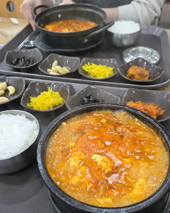 순두부찌개와 함께 나온 밑반찬