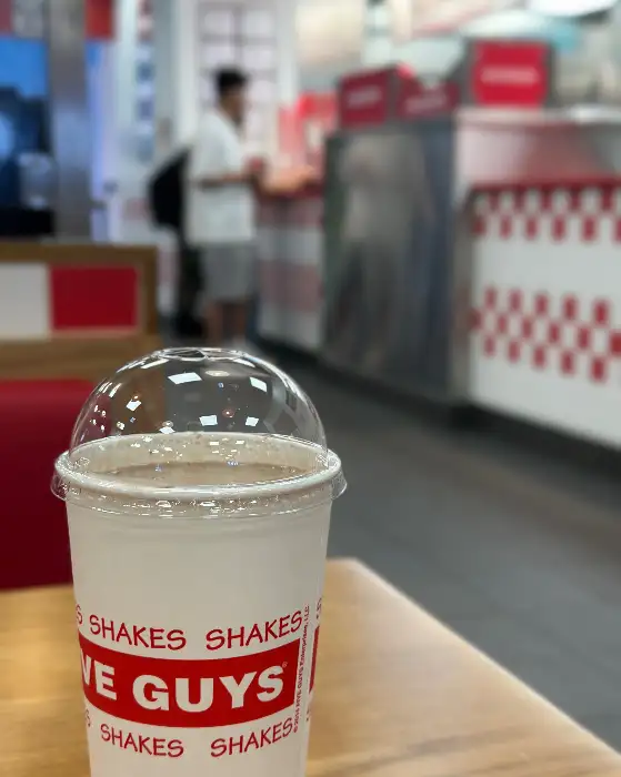 파이브가이즈 실내 풍경과 수족관