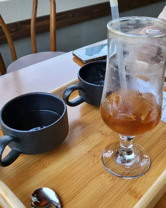 아이스 커피와 컵