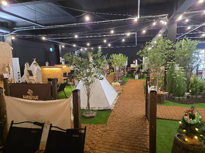 바베큐팩토리 내부, 텐트와 그늘막, 캠핑용 의자가 놓인 전경