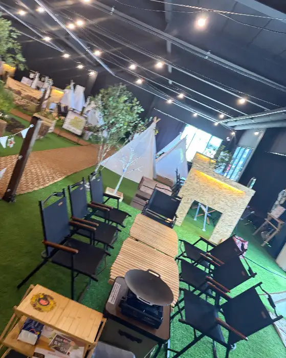 캠핑 테이블에 그리들과 의자가 놓인 모습