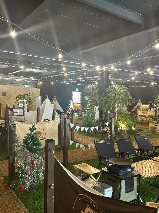 바베큐팩토리 내부, 텐트와 캠핑 테이블, 잔디 바닥 모습