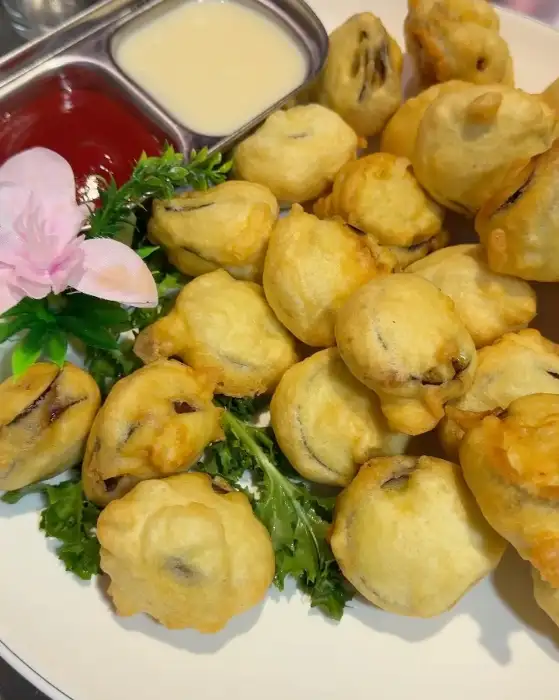 기름에 튀겨진 가지와 소스가 함께 나온 모습