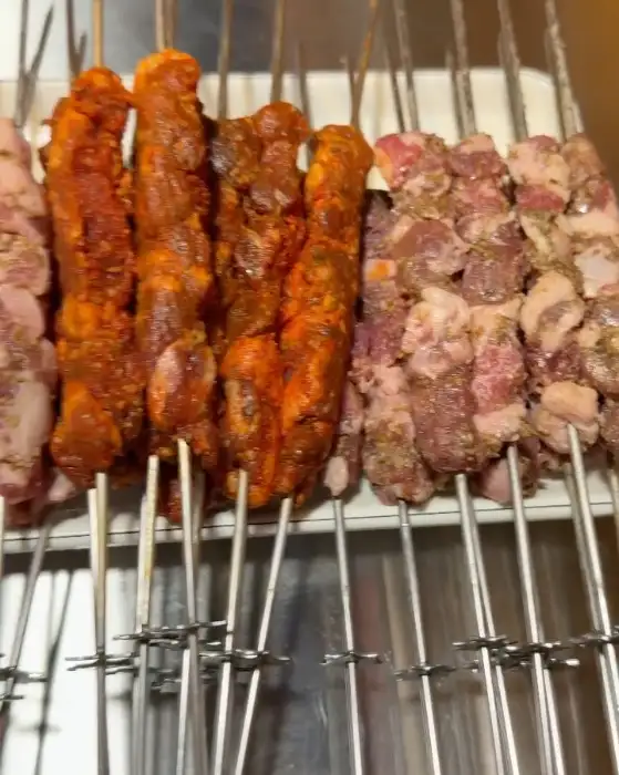 다양한 종류의 양고기 꼬치들