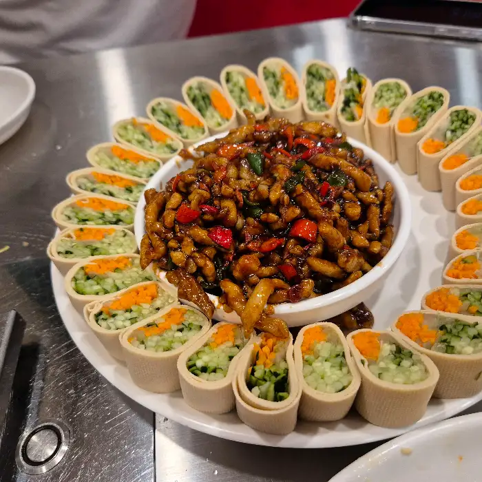 고기 볶음 요리와 함께 둘러싸인 빵 조각들