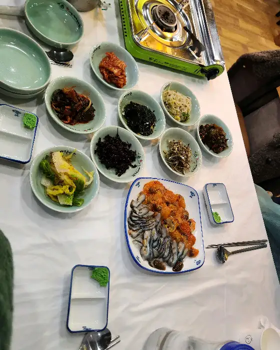 다양하고 정갈하게 담긴 여러 종류의 밑반찬들