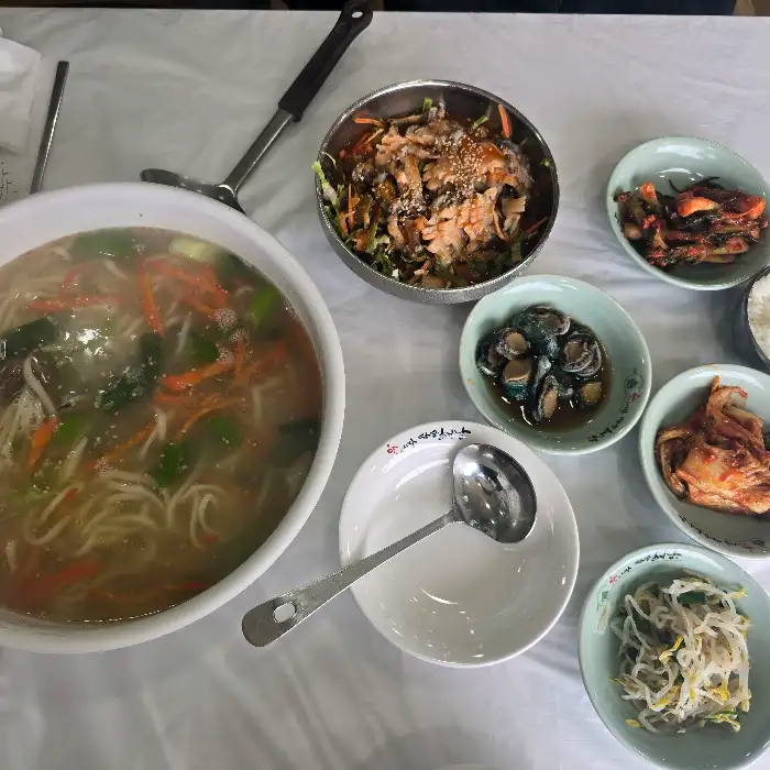 푸짐하게 담긴 전복해물탕