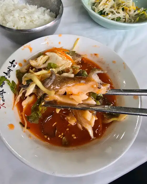 젓가락으로 집어 올린 해산물 요리