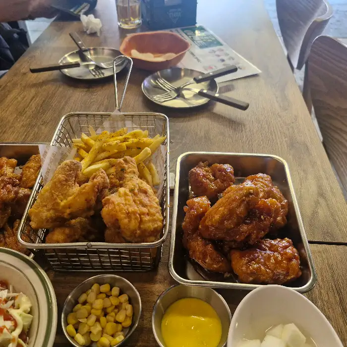 푸짐하게 차려진 치킨 한 상