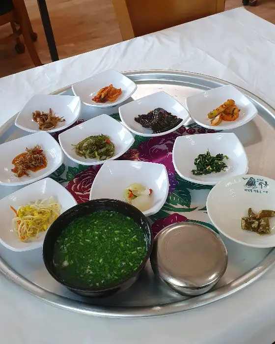 정갈하게 차려진 밑반찬들