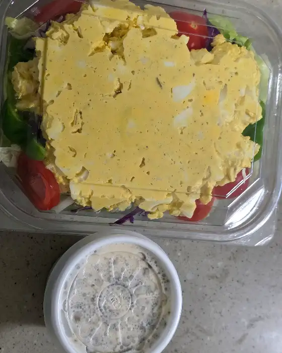 에그 샐러드와 곁들여진 드레싱