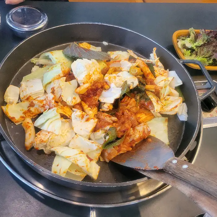 창밖 풍경과 내부 테이블