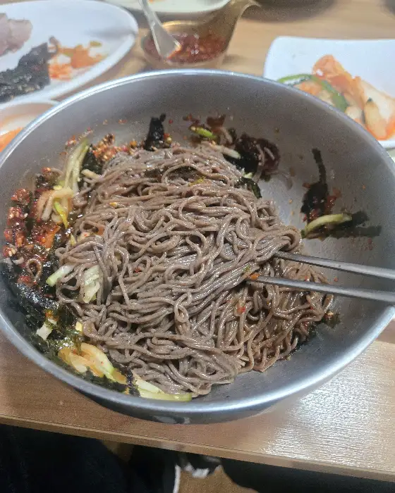 막국수 비벼먹는 모습