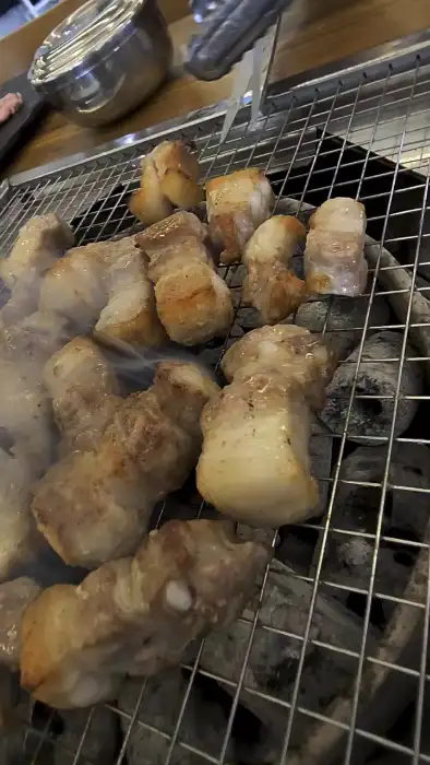 숯불 위에서 구워지는 돼지고기