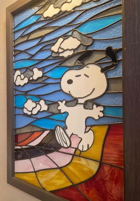 스누피 캐릭터가 그려진 스테인드글라스
