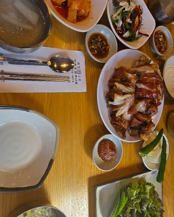 테이블 세팅과 족발